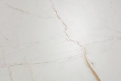 Płytki marmurowe białe - Museum DUAL WHITE SP. Płytki imitujące marmur w kolorze białym ze żłobieniami - rowkami na złotej żyłce.