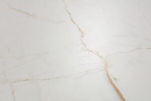Płytki marmurowe białe - Museum DUAL WHITE SP. Płytki imitujące marmur w kolorze białym ze żłobieniami - rowkami na złotej żyłce.
