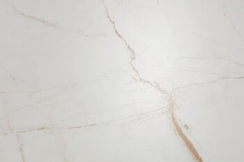 Płytki marmurowe białe - Museum DUAL WHITE SP. Płytki imitujące marmur w kolorze białym ze żłobieniami - rowkami na złotej żyłce.