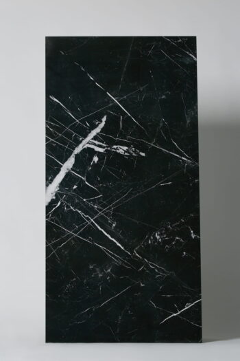 Płytka czarny marmur z białym żyłkowaniem, ABK SENSI UP marquinia select lux. Włoskie kafelki z połyskiem w podłużnym formacie 60x120 cm do salonu, łazienki.