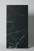 Płytka marmurowa, czarna w formacie 120x60 cm - Abk Sensi Up Marquinia Select Mat. Płytka imitująca czarny marmur z białymi żyłkami na podłogę lub ścianę.