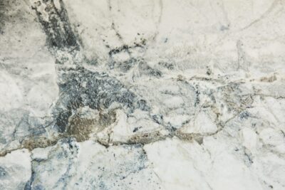 Płytki ala marmur - Peronda Museum Supreme White SP 100x100 cm. Powierzchnia matowej płytki imitującej marmur z widocznym żyłkami - brązowe, szare, niebieskie.