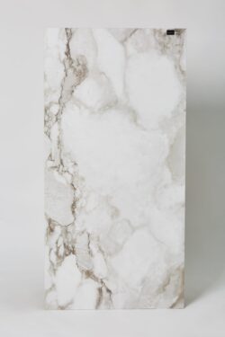 Płytki biały marmur - Peronda Museum Haute White SP 60x120 R. Hiszpańskie płytki marmurowe, białe z szarymi żyłkami na podłogę i ścianę. Płytka matowa z rowkami skoordynowanymi z grafiką.