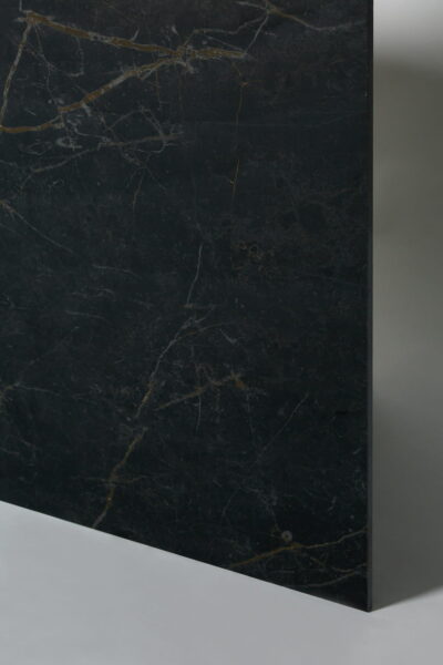 Płytki czarny marmur złota żyłka - FLAVIKER Supreme Evo noir laurent lux 60x120 cm. Włoskie gresy czarne, marmurowe na ścianę lub podłogę.