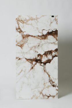 Płytki glamour marmur - Peronda Museum BRECCIA WHITE/60x120/EP. Błyszczące, hiszpańskie płytki imitujące marmur z białym tłem i złotymi, miedzianymi szarymi i czarnymi żyłkami. Płytki podłogowe i ścienne w formacie 120x60 cm