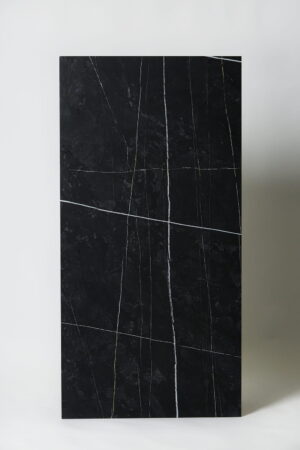Płytki imitujące czarny marmur - CIFRE Sahara noir mat. 60×120 cm. Matowa płytka gresowa, imitująca czarny marmur z białymi i złotymi żyłkami na podłogę i ścianę.