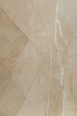 Płytki imitujące marmur, beżowe - Cerdomus Pulpis Beige 60x120 Matt. Płytki na podłogę i ścianę z matową powierzchnią i białymi, brązowymi i szarymi żyłkami.