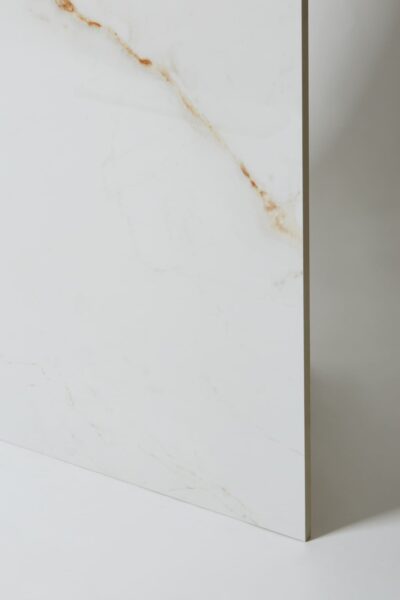 Płytki imitujące marmur do łazienki - Peronda Museum DUAL WHITE /60X120/EP. Błyszczące kafle łazienkowe z szarymi i złotymi żyłkami na ścianę i podłogę.