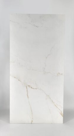 Płytki imitujące marmur do łazienki - Peronda Museum DUAL WHITE NT/60X120/R. Hiszpańskie białe kafle marmurowe ze złota i szarą żyłką oraz matową powierzchnią.