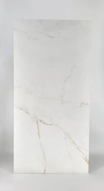 Płytki imitujące marmur do łazienki - Peronda Museum DUAL WHITE NT/60X120/R. Hiszpańskie białe kafle marmurowe ze złota i szarą żyłką oraz matową powierzchnią.