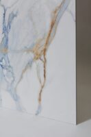 Płytki imitujące marmur do łazienki - Peronda Museum Praline blue sp 100x100 r. Hiszpańskie, glamour płytki z białą, matową powierzchnią, pokryta rowkami oraz szarymi, niebieskimi i brązowymi - karmelowymi żyłkami.