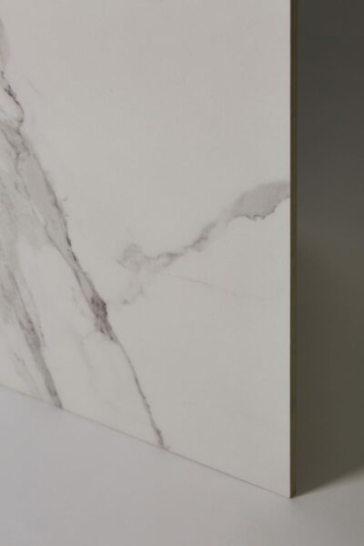 Płytki imitujące marmur matowe - CIFRE Statuario mate 60x120. Hiszpański, biały gres marmurowy z szarymi żyłkami na podłogę i ścianę.