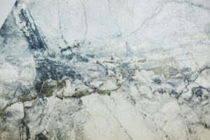 Płytki imitujące marmur - Peronda Museum Supreme White SP 100x100 cm. Powierzchnia matowej płytki imitującej marmur z widocznymi rowkami - shaped.