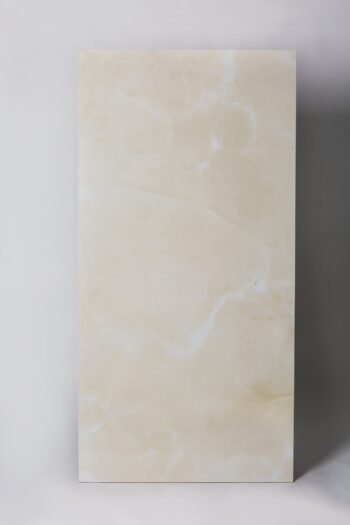 Płytki kremowe marmur - Absolut Keramika Sajalin cream. Hiszpańskie gresy łazienkowe imitujące marmur w kolorze kremowym i dużym formacie 80x160 cm