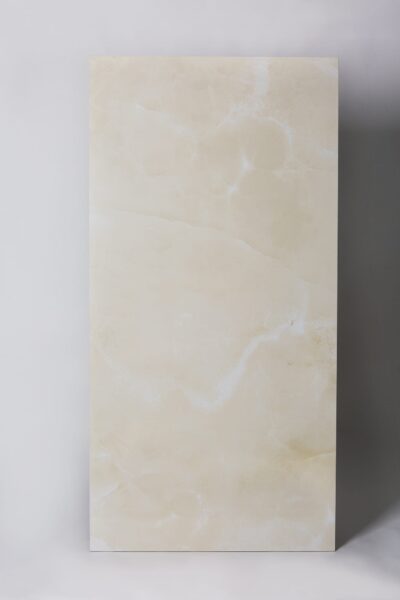 Płytki kremowe marmur - Absolut Keramika Sajalin cream. Hiszpańskie gresy łazienkowe imitujące marmur w kolorze kremowym i dużym formacie 80x160 cm