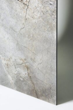 Gres imitacja marmuru - CENTURY Contact Mystic Molato Rettificato 60x120 cm. Płytki na podłogę i ścianę w rozmiarze lekko pofalowaną powierzchnią lappato. Odcienie szarości z wtrąceniami beżu i brązu. Gęste skupiska żyłek.