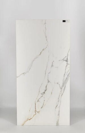 Płytki łazienkowe biały marmur - Peronda Museum PRALINE GOLD NT/60X120/C/R. Hiszpańska, ekskluzywna płytka z delikatnymi rowkami wzmacniającymi żyłkowanie na matowej powierzchni.