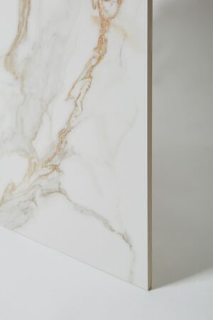 Płytki łazienkowe biały marmur - Peronda Museum PRALINE GOLD SP/33,3X100/R. Kafle z szarymi i karmelowymi żyłkami oraz powierzchnią pokrytą delikatnymi rowkami - shaped.