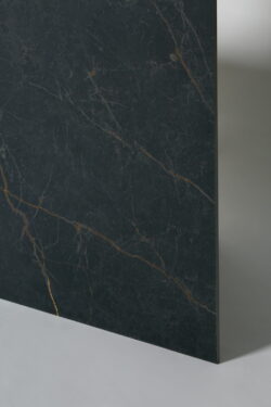 Płytki marmurowe czarne, matowe, złota żyłka - FLAVIKER Supreme Evo noir laurent mat 120x60. Włoski gres imitujący czarny marmur ze złotym żyłkowaniem w macie do łazienki, salonu, kuchni.