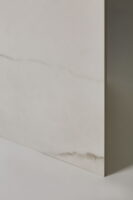 Płytki marmurowe białe - CIFRE Statuario brillo 60x120. Kafelki ala marmur w kolorze białym z szarymi żyłkami na podłogę lub ścianę. Hiszpańskie gresy łazienkowe.