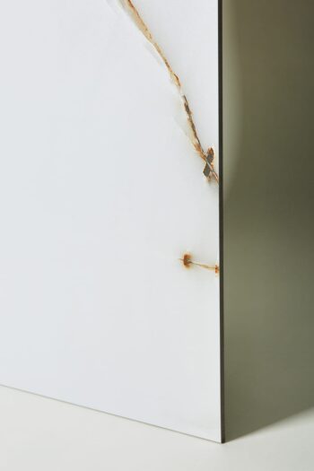 Płytki marmurowe białe - Absolut Keramika Islandia. Białe gresy łazienkowe, lappato, imitujące marmur na podłogę lub ścianę ze złotymi i szarymi żyłkami.