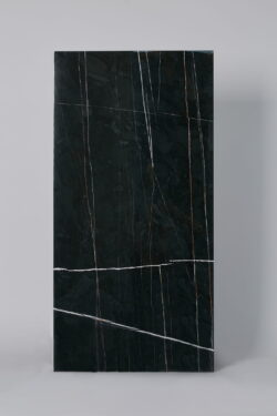 Płytki marmurowe czarne - CIFRE Sahara noir pulido granilla 60x120 cm. Hiszpańskie, polerowane gresy imitujące czarny marmur ze złotymi i białymi żyłkami. Płytki na podłogę lub ścianę.