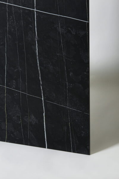 Płytki marmurowe czarne marmur - CIFRE Sahara noir mat. 60×120 cm. Widok z boku na matową płytkę imitującą czarny marmur z białymi i złotymi żyłkami. Hiszpańska płytka gresowa od Cifre Ceramica.