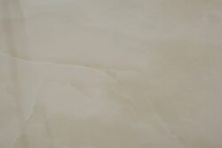 Płytki marmurowe kremowe, Absolut Keramika Sajalin cream. Delikatne białe żyłki na błyszczącej powierzchni.