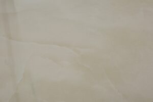 Płytki marmurowe kremowe, Absolut Keramika Sajalin cream. Delikatne białe żyłki na błyszczącej powierzchni.