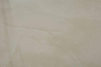 Płytki marmurowe kremowe, Absolut Keramika Sajalin cream. Delikatne białe żyłki na błyszczącej powierzchni.