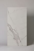 Płytki marmurowe matowe -CIFRE-Statuario-mate 60×120. Płytki w podłużnym formacie 60x120 cm, imitujące biały marmur z szarymi żyłkami, idealne do łazienki, salonu, kuchni.