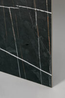 Płytki marmurowe polerowane czarne - CIFRE Sahara noir pulido granilla 60x120. Hiszpańskie płytki marmurowe z białymi, złotymi żyłkami i polerowaną powierzchnią.