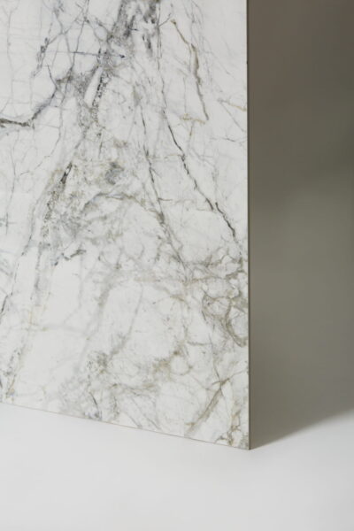 Płytki marmurowe wielkoformatowe - Peronda Museum Supreme White P 100x100 cm. Błyszcząca, biała płytka z efektem marmuru z szarymi, niebieskimi i brązowymi żyłkami.