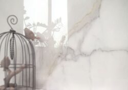 Hiszpańskie płytki na ścianę do salonu, imitujące biały marmur, CIFRE Diamond gold pulido