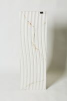 Płytki strukturalne 3D - Peronda Museum DUAL WHITE DECOR 33,3x100 cm. Płytka dekoracyjna imitująca marmur w kolorze białym, 3D, złote żyłki i szare żyłki z powierzchnią matową.