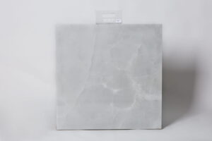 Płytki szary marmur na podłogę i ścianę - ABSOLUT KERAMIKA SAJALIN grey 80×80 cm. Gresy hiszpańskie imitujące marmur.