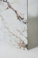 Płytki w stylu glamour - Peronda Museum BRECCIA WHITE NT/60X120/R . Hiszpańska płytka imitująca biały marmur z czarnymi, szarymi, złotymi i miedzianymi żyłkami na podłogę i ścianę w formacie 120x60.
