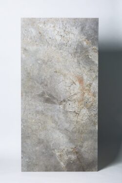 Płytki wzór marmuru - CENTURY Contact Mystic Molato Rettificato 60X120 cm. Gres lappato w formacie 60x120cm na podłogę i ścianę z lekko pofalowaną powierzchnią w odcieniach szarości i gęstymi żyłkami.