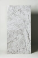 Płytki z imitacją marmuru - CENTURY Contact Stone White Molato Rettificato 60X120. Płytki białe z szarymi żyłkami, lappato z lekko pofalowaną powierzchnią. Kafelki do łazienki, salonu.