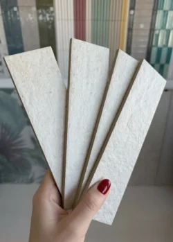 Jasnoszare płytki imitujące kamień i stara cegłę Marca Corona Miniature Fornace Bianco Minerale 6X24 J408