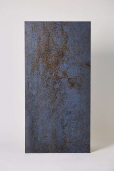 Gres metalizowany na podłogę i ścianę, SERENISSIMA Costruire metallo nero 120x60. Włosie płytki imitujące metal z rdzawymi śladami w podłużnym formacie 120x60cm do łazienki, salonu, kuchni.