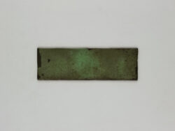 Kafelki metaliczne, zielone - Estudio Amazonia Jade 6,5x20cm. Płytki cegiełki z zieloną, błyszczącą powierzchnią w stylu industrialnym