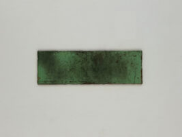 Metaliczne płytki cegiełki, zielone - Estudio Amazonia Jade 6,5x20cm. Kafelki ceramiczne z postarzaną, błyszczącą, nieregularną powierzchnią na ścianę.