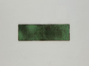 Metaliczne płytki cegiełki, zielone - Estudio Amazonia Jade 6,5x20cm. Kafelki ceramiczne z postarzaną, błyszczącą, nieregularną powierzchnią na ścianę.
