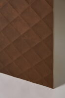 Miedziane płytki do łazienki - LOVE Metallic chess corten 45x120cm. Kafelki ceramiczne, metalizowane, 3D w kolorze miedzi - rdzy na ścianę.