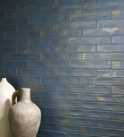 Niebieskie płytki, ścienne - Natucer Cool Navy 5x30cm. Kafelki ceramiczne z rdzawymi wstawkami do stosowania na ścianie.