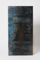 Płytka z brokatem - Azteca Orion lux 120 blue. Niebieska płytka gresowa imitująca metal z efektem brokatu w rozmiarze 120x60 cm na podłogę i ścianę z powierzchnią lappato.