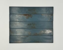 Płytki ceramiczne niebieskie, rdza - Natucer Cool Navy 5x30cm. Cegiełki ceramiczne metalizowane na ścianę.