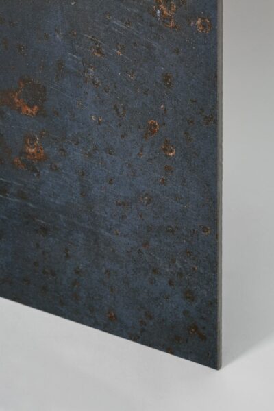 Płytki imitujące metal, SERENISSIMA Costruire metallo nero 60x60. Włoskie płytki metalizowane w kwadratowym formacie 60x60cm z rdzawymi akcentami na podłogę lub ścianę.