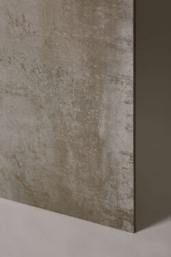 Płytki imitujące metal srebrne - CIFRE Metal silver. Mrozoodporny, gres podłogowo - ścienny z matowa powierzchnią w rozmiarze 60x120cm do łazienki, kuchni, salonu.